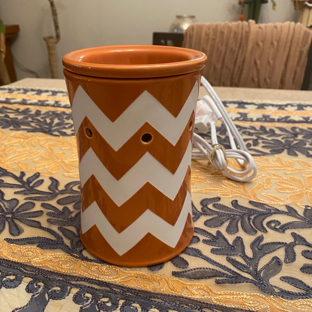 SCENTSY FULL SIZE WAX WARMER - "CHEVRON Orange & WHITE Pre-owned